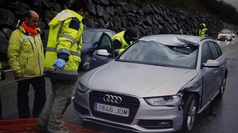 El vehículo que ha recibido el impacto de la piedra en el que ha fallecido el conductor