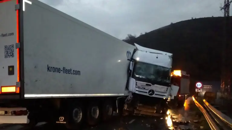 Camión accidentado en Bera de Bidasoa, suceso en el que dos personas han resultado gravemente heridas.
