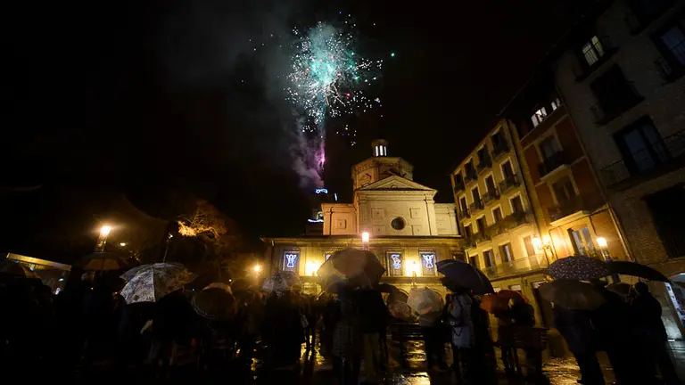  Inauguración de las luces de Navidad y ofrenda exterior a la Inmaculada en la Iglesia de San Lorenzo. PABLO LASAOSA 004
