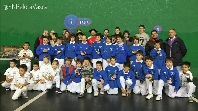 Imagen de los participantes en el cuatro y medio de Huarte. Cedida.