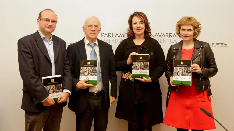 Presentación Revista Fuero Nuevo. De izqda. a dcha., Roldán Jimeno, Gregorio Monreal, Ainhoa Aznárez y Arantxa Izurdiaga PARLAMENTO DE NAVARRA