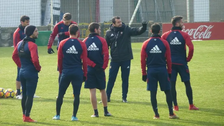 Diego Martínez habla con sus jugadores en Tajonar.