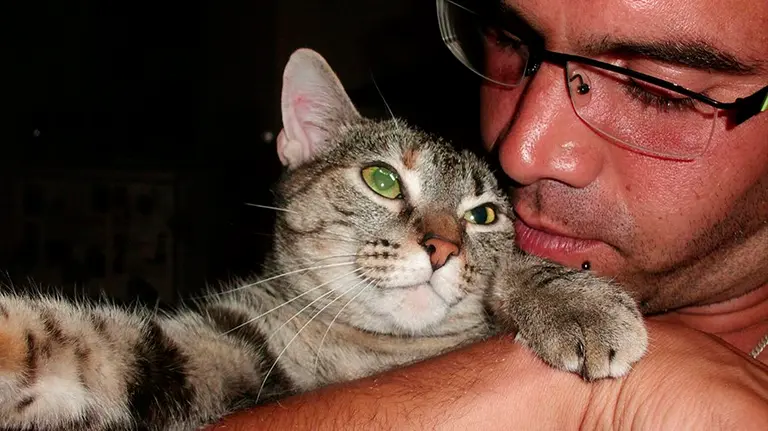 Kira junto a su dueño, Antonio