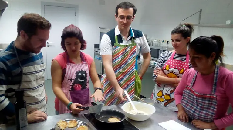 Uno de los talleres de cocina que organiza la casa de la juventud