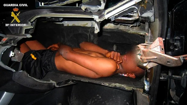 El niño oculto en el salpicadero del coche EUROPA PRESS