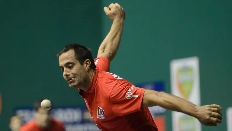 Bengoetxea VI-Larunbe se enfrentan a Ezkurdia-Zabaleta en partido correspondiente al Campeonato de Mano Parejas. PABLO LASAOSA 005