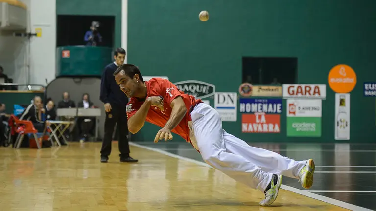 Bengoetxea VI-Larunbe se enfrentan a Ezkurdia-Zabaleta en partido correspondiente al Campeonato de Mano Parejas. PABLO LASAOSA 025
