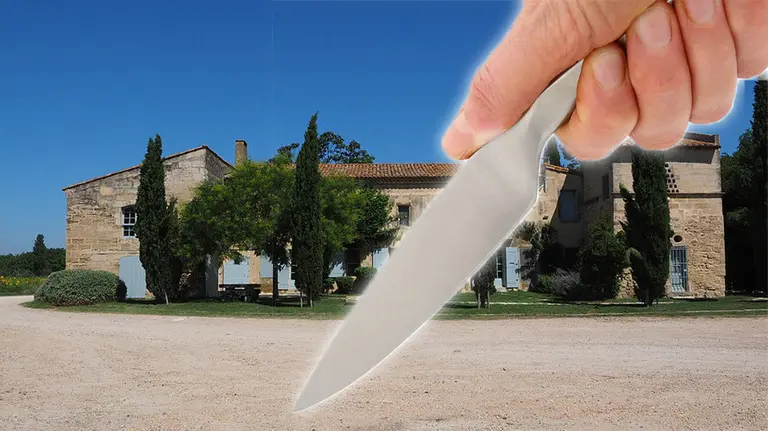 Una mano sujeta un cuchillo en una finca FOTOMONTAJE