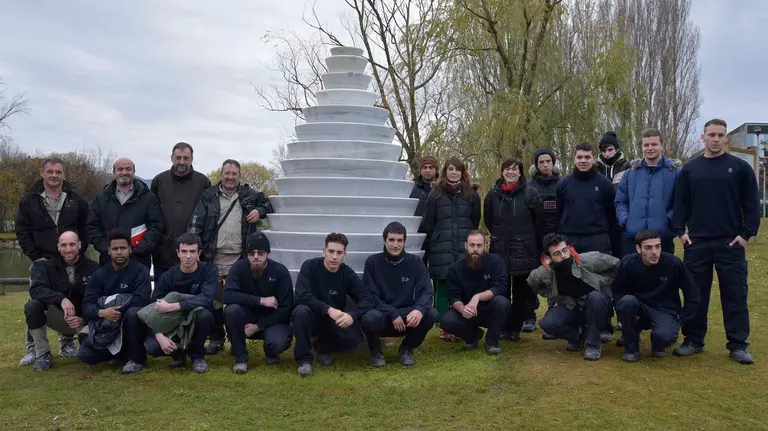 a ‘Piña’ de Alfredo Sada en Mendillorri tras la intervención de restauración del alumnado de la Escuela Taller de cantería y almacenamiento