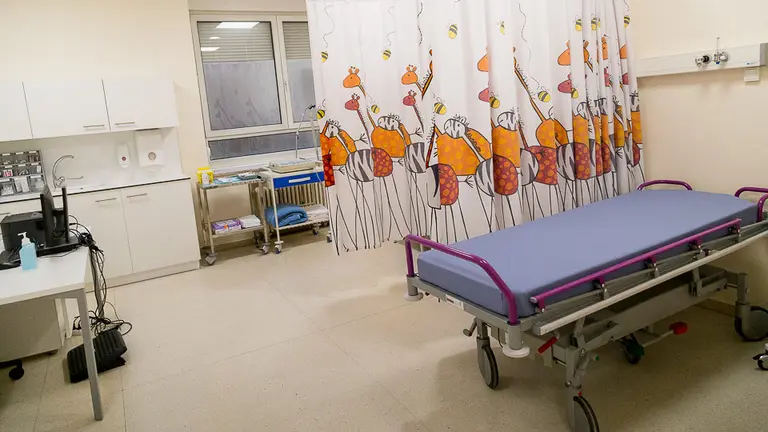 El consejero de Salud, Fernando Domínguez, visita las instalaciones habilitadas para la atención a las urgencias pediátricas en el Centro Doctor San Martín (02). IÑIGO ALZUGARAY