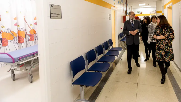 El consejero de Salud, Fernando Domínguez, visita las instalaciones habilitadas para la atención a las urgencias pediátricas en el Centro Doctor San Martín (08). IÑIGO ALZUGARAY