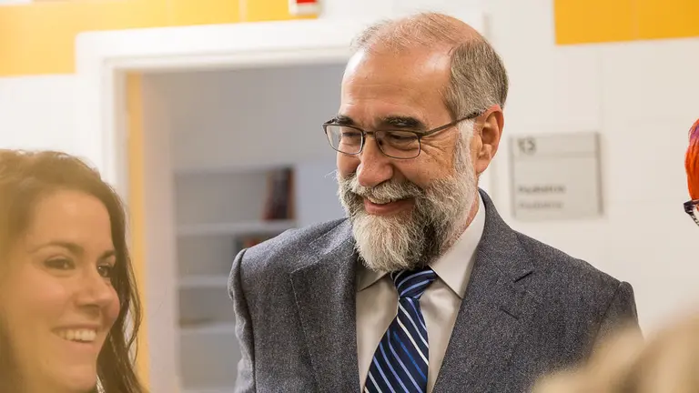 El consejero de Salud, Fernando Domínguez, visita las instalaciones habilitadas para la atención a las urgencias pediátricas en el Centro Doctor San Martín (27). IÑIGO ALZUGARAY