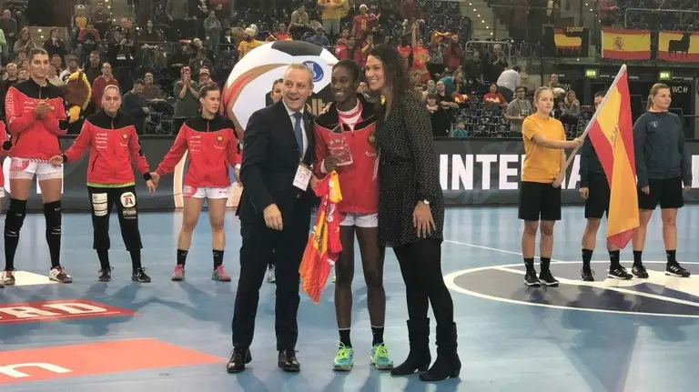 Sandy Barbosa ha jugado su partido número 100 con España ante Noruega. Twitter RFEBalonmano
