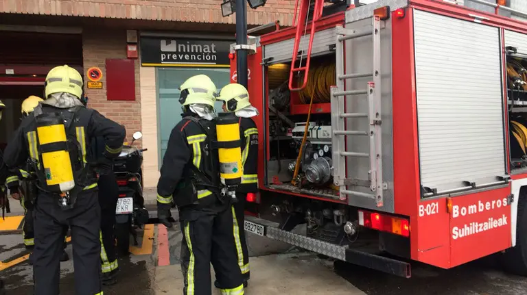 La intervención que realizaron este pasado lunes los bomberos ante el humo generado por un fallo en una caldera en la calle Sancho Ramírez de Pamplona. CEDIDA