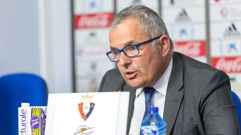 El director general de Osasuna, Fran Canal, analiza la demanda presentada por el ex pre-candidato a la presidencia de la entidad, Juan Ramón Lafón (25). IÑIGO ALZUGARAY