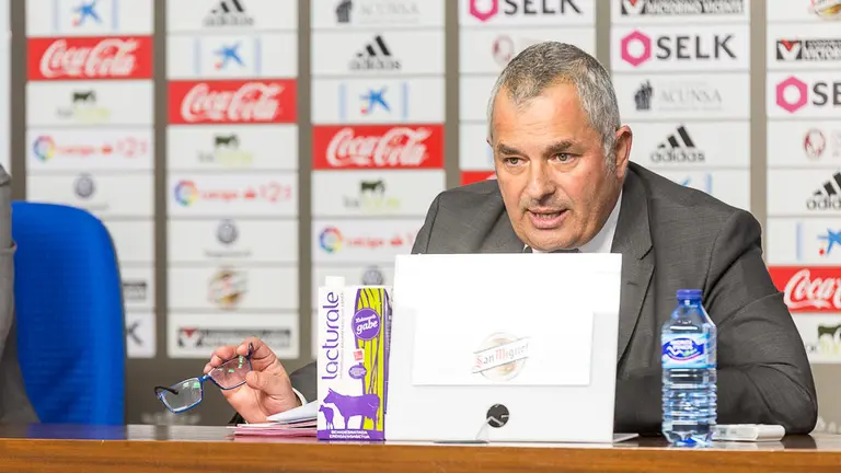 El director general de Osasuna, Fran Canal, analiza la demanda presentada por el ex pre-candidato a la presidencia de la entidad, Juan Ramón Lafón (36). IÑIGO ALZUGARAY