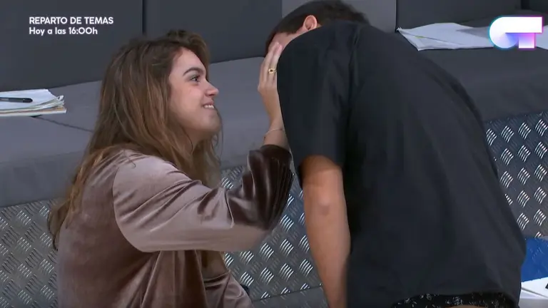 Alfred y Amaia se besan en la academia