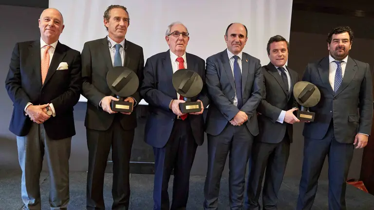 Fotografía de familia de los premiados en la entrega de los XXII Premios Cámara Navarra 2017, con su Presidente, Javier Taberna y el Vicepresidente del Gobierno de Navarra, Manu Ayerdi (3i), a la que han asistido más de 220 representantes del mundo empresarial navarro y de los agentes económicos y sociales de la Comunidad foral.EFE/ J.P. Urdíroz