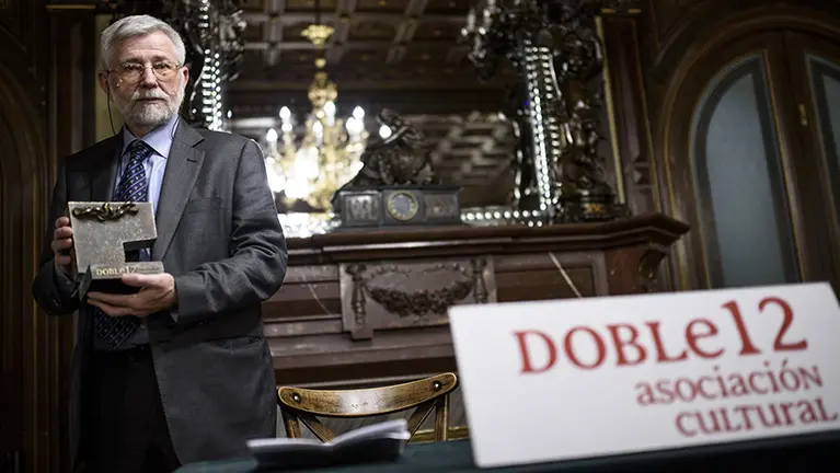 Entrega de premio Cadenas de Navarra por parte de la asociación cultural Doble 12 al periodista y escritor navarro Florencio Domínguez. MIGUEL OSÉS_8