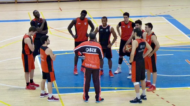 David Mangas habla con sus jugadores en el entrenamiento.