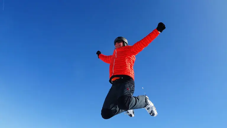 Imagen de un esquiador saltando en la nieve ARCHIVO