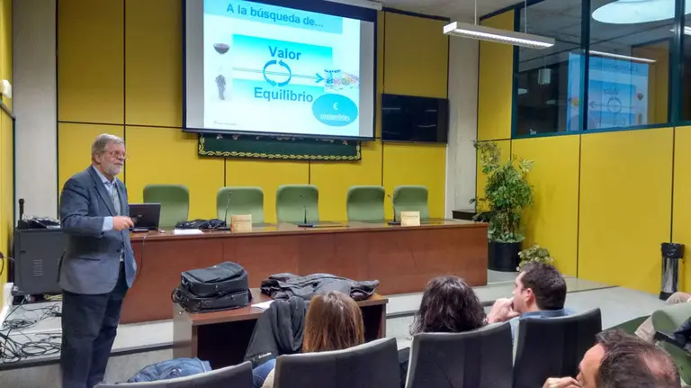 La jornada corrió a cargo del director del Observatorio Español del Mercado del Vino, Rafael del Rey. CEDIDA