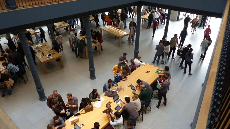 Imagen del interior de la Apple Store de la Puerta del Sol.