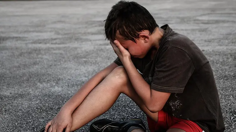 Un niño llorando se tapa la cara ARCHIVO