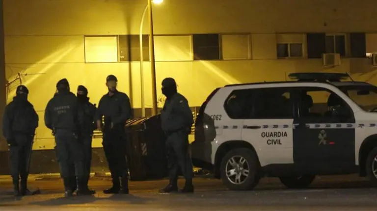 Guardia Civil en el domicilio donde ocurrieron los hechos. EFE