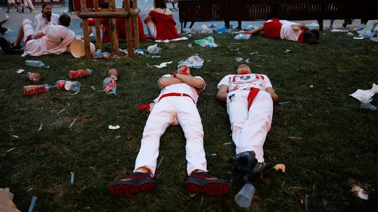 El cansancio comienza a notarse en algunos de los visitantes que disfrutan de estas fiestas de San Fermín que hoy cumple su cuarta jornada. REUTERS (2)