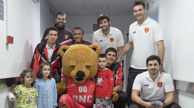 Visita de altura a los chavales del CHN. Navarra.es