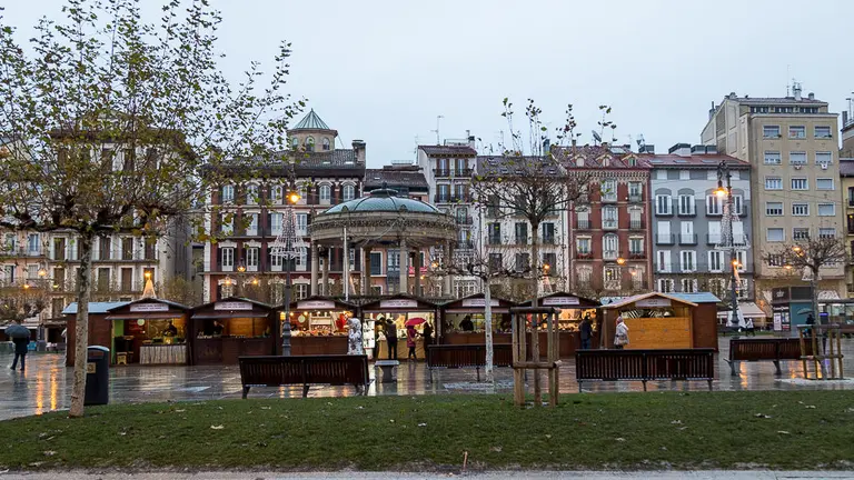 Puestos de la Feria de Navidad, instalada en la Plaza del Castillo, que ofrecen productos y actividades relacionados con el mundo artesano (01). IÑIGO ALZUGARAY
