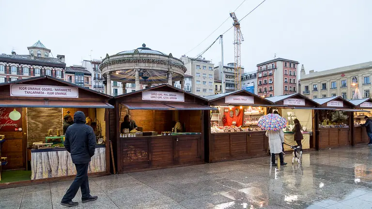 Puestos de la Feria de Navidad, instalada en la Plaza del Castillo, que ofrecen productos y actividades relacionados con el mundo artesano (03). IÑIGO ALZUGARAY