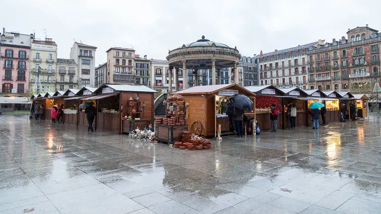 Puestos de la Feria de Navidad, instalada en la Plaza del Castillo, que ofrecen productos y actividades relacionados con el mundo artesano (16). IÑIGO ALZUGARAY