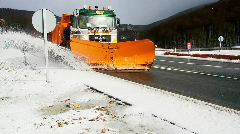 Un quitanieves despeja una carretera EP