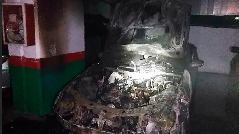 El coche que ha comenzado a arder en el parking del Rincón de la Aduana
