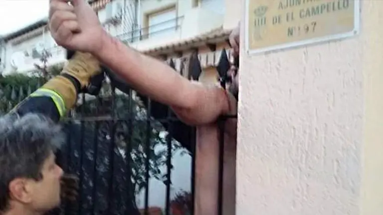 El hombre con la punta incrustada en su brazo BOMBEROS DE ALICANTE