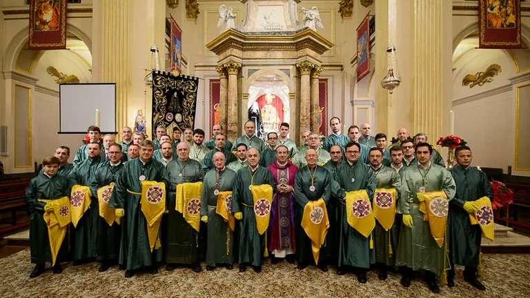 La Hermandad de la Pasión accede por la puerta jubilar por el año sanferminero. PABLO LASAOSA 013