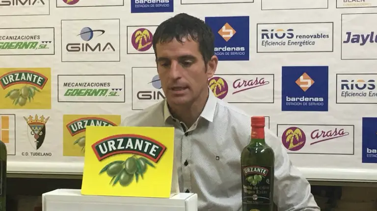 Íñigo Valencia en rueda de prensa. Twitter CD Tudelano.