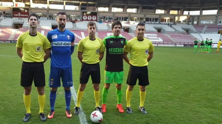 Trio arbitral y capitanes en Las Gaunas. UD Logroñés.
