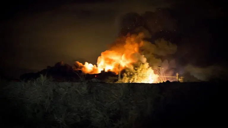 Incendio en un almacén de Frutas Micersa en la localidad riojana de Alfaro, donde han intervenido los bomberos de Navarra Foto VOSTlarioja