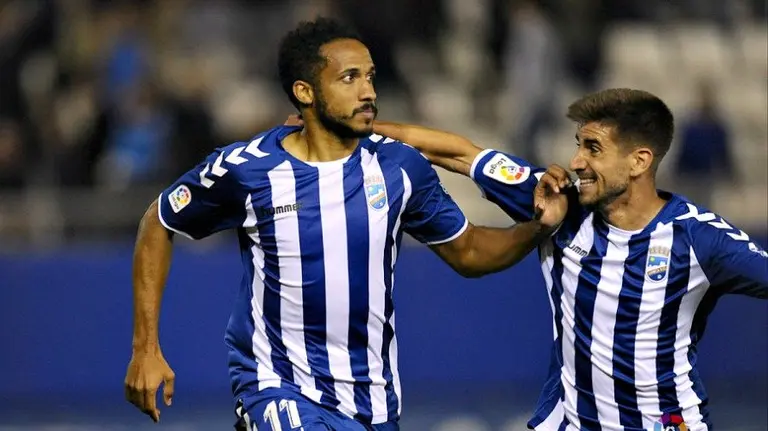 Manuel Onwu recibe un abrazo tras marcar un gol. Laliga.