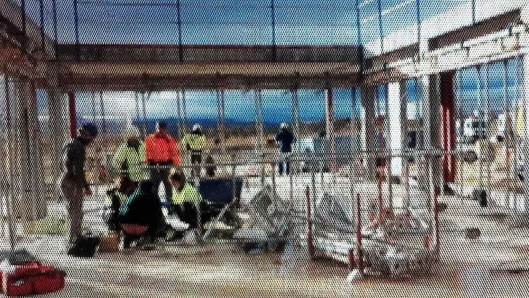 Varias personas atienden a la persona herida en accidente en Milagro.