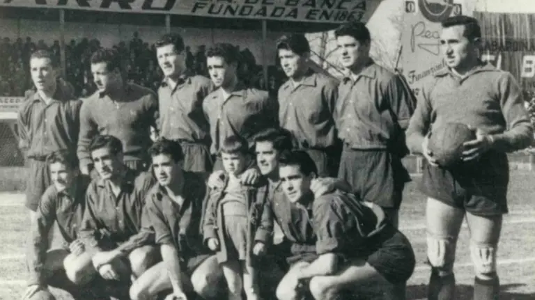 Paco Glaría es el segundo por la derecha junto al portero Eusebio. CA Osasuna.