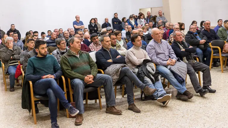 El secretario confederal de Organización, Rafael Espartero, y el secretario general en Navarra, Jesús Santos, en la entrega de insignias a afiliados a UGT (12). IÑIGO ALZUGARAY