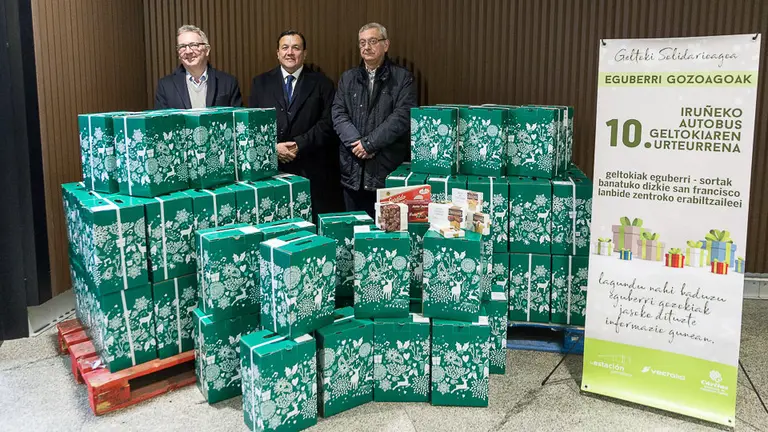 La empresa Vectalia, encargada de la gestión de la estación de autobuses, entrega 100 lotes navideños a Cáritas (03). IÑIGO ALZUGARAY