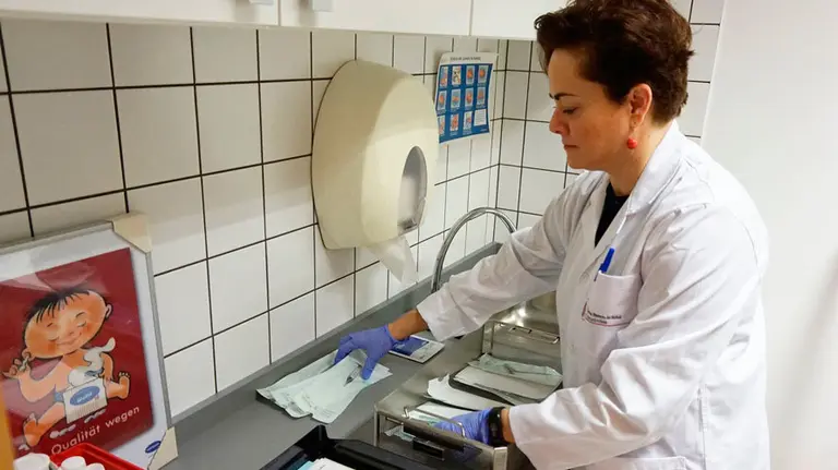 Una sanitaria recoge material en una consulta navarra. GOBIERNO DE NAVARRA