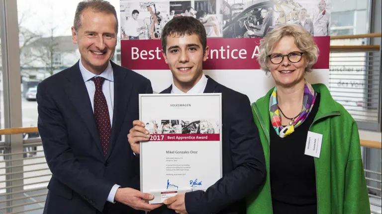 Foto 1. Mikel González, junto al Dr. Herbert Diess y Susanne Dellit