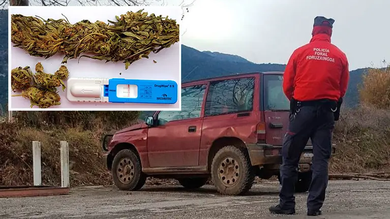 L a Policía Foral con el coche interceptado tras conducir de forma temeraria. POLICÍA FORAL