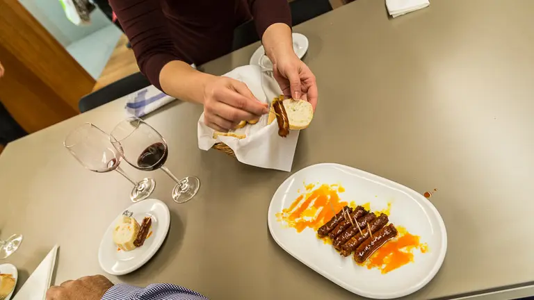 Presentación en la Sociedad Gastronómica Gazteluleku de la nueva txistorra con queso de embutidos El Bordón (14). IÑIGO ALZUGARAY